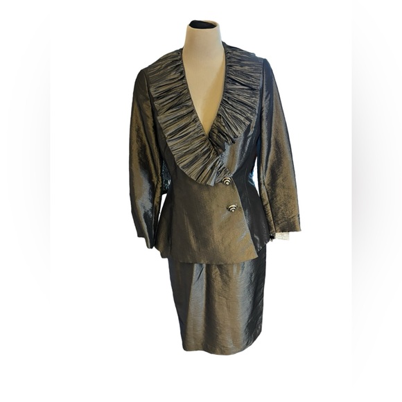 Emily Women’s Gray Suit - Jacket and‎ Skirt Set Size 8 - Picture 1 of 12